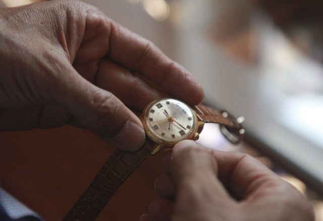 Mỗi ngày, ông Tình đều lên dây cót cho các loại đồng hồ trong bộ sưu tập của mình. Do bộ sưu tập khá nhiều loại đồng hồ nên công việc này ngốn khá nhiều thời gian. Tuy nhiên, với người đàn ông này đó lại là cái thú vui và những đồng hồ này được ông gọi với cái tên thân mật