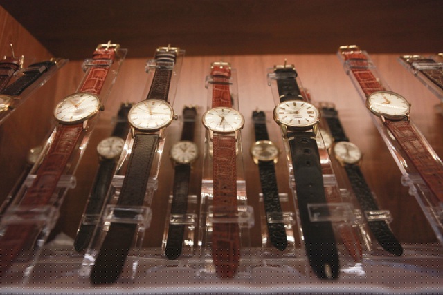 Tất cả những chiếc đồng hồ đeo tay của ông đều được sản xuất từ năm 1975 trở về trước và được bảo quản tốt.