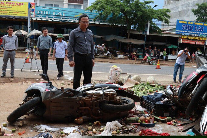 Ông Khuất Việt Hùng, Phó chủ tịch chuyên trách Uỷ ban ATGT quốc gia tìm hiểu hiện trường vụ tai nạn. Ảnh Người Lao Động