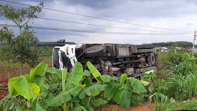 Xe tải do anh Bền điều khiển lao xuống vực, bị lật nghiêng. Ảnh Thanh Niên