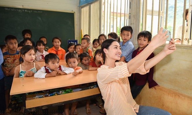 Hoa hậu Lương Thùy Linh giúp trẻ em Lũng Lìu xây ước mơ từ con đường trên núi - ảnh 2