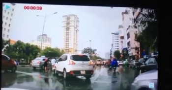 [Clip]: Thanh niên đi xế hộp " tiện tay " lấy luôn chùm vải của người bán hàng rong