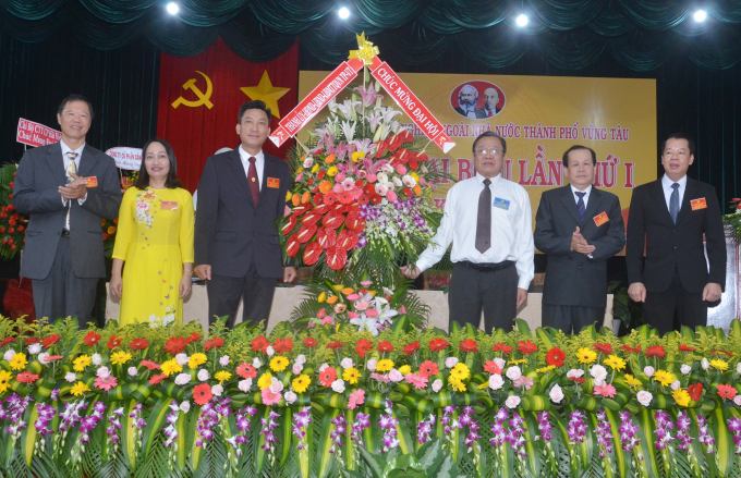 Đồng chí Nguyễn Đăng Minh, Phó Bí thư Thường trực Thành ủy Vũng Tàu đến dự và tặng lẵng hoa chúc mừng Đại hội.