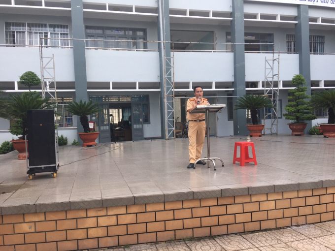 Anh Nguyễn Minh Hải - cán bộ Đội CSGT thị xã Phú Mỹ tuyên truyền cho học sinh về Luật An toàn giao thông đường bộ.