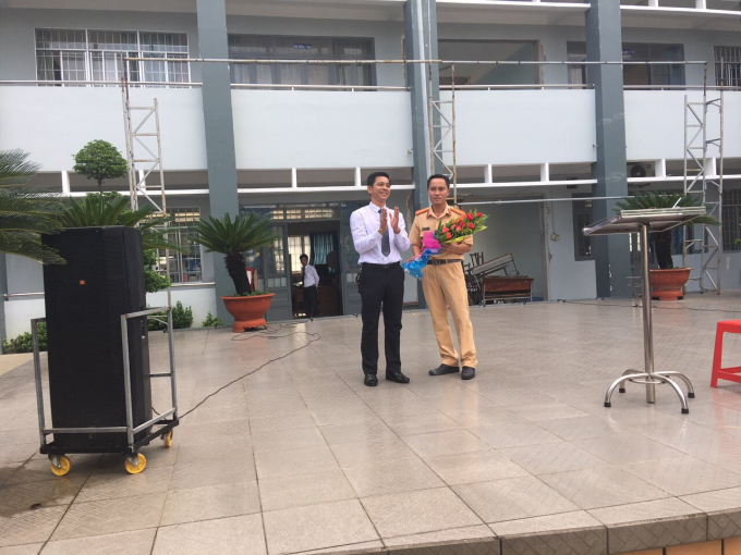 Ban Giám hiệu trường THCS Phan Chu Trinh, phường Mỹ Xuân, thị xã Phú Mỹ tặng hoa cho cán bộ Đội CSGT tham gia tuyên truyền.