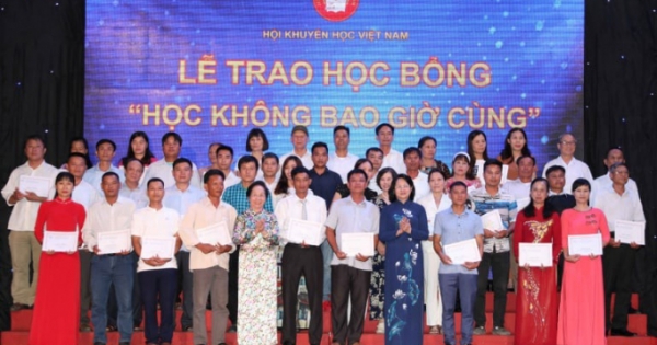 Phó Chủ tịch nước dự lễ trao học bổng “Học không bao giờ cùng”