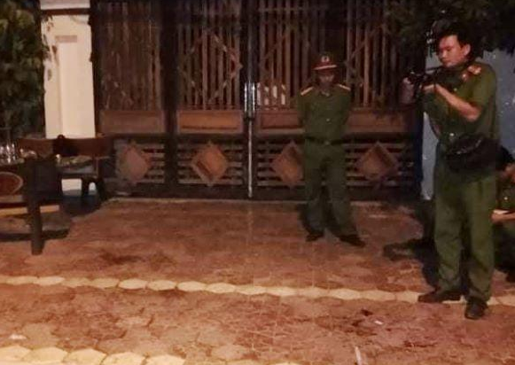 Người đàn ông bị đâm gục tại chỗ và bí ẩn đôi nam nữ vội vã rời khỏi hiện trường