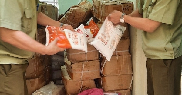 Tạm giữ gần 7 tấn nguyên liệu sản xuất Bim Bim không hóa đơn, chứng từ