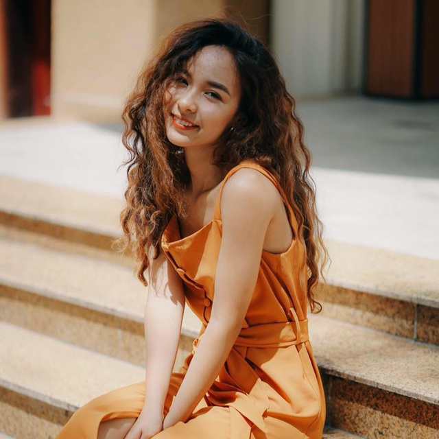 9x có tên tiếng Việt là Trần Hoài Anh. Sở hữu thân hình mảnh khảnh, nhan sắc lai xinh đẹp với đôi mắt sâu và mái tóc xoăn như “công chúa tóc xù”, 9x dễ dàng gây ấn tượng với người đối diện từ lần gặp đầu tiên.