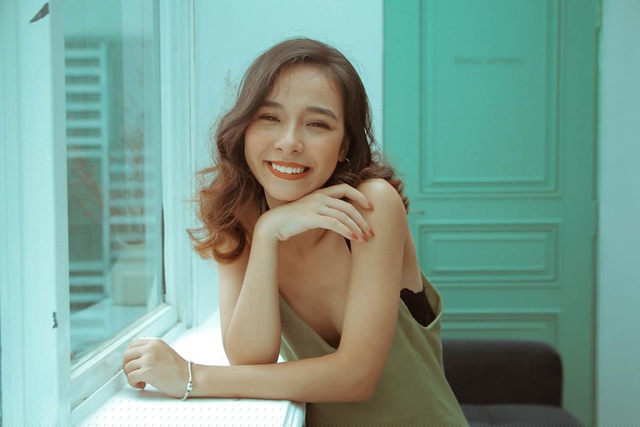 Tuy có bố là người Palestine, và nói thành thạo tiếng Việt, tiếng Ả Rập và tiếng Anh, nhưng Dina vẫn quyết định theo học ngành Ngôn ngữ Ả Rập để được tìm hiểu nhiều hơn về văn hóa nguồn cội của mình.