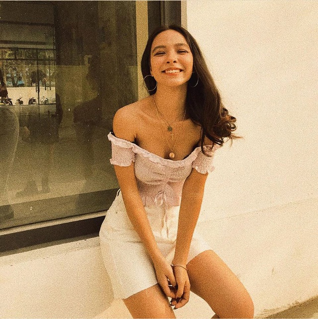 Ngoài việc học, Dina còn từng giữ chức Phó chủ tịch CLB tiếng Ả Rập trong trường, tham gia nhiều chương trình văn nghệ trong và ngoài trường, hỗ trợ các sự kiện của Đại sứ quán Palestine tại Việt Nam và làm người mẫu ảnh, MC tự do.