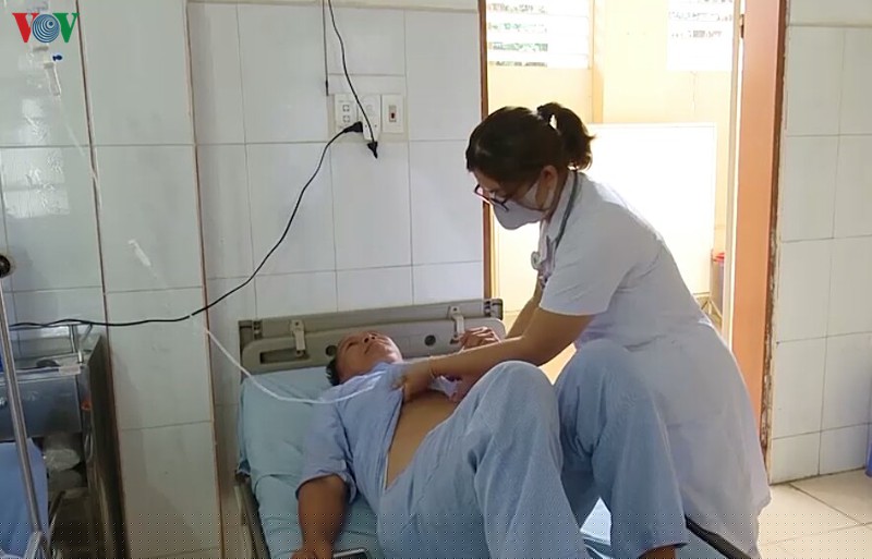 Các bác sỹ đã thực hiện truyền giải độc và điều trị theo triệu chứng cho từng người.