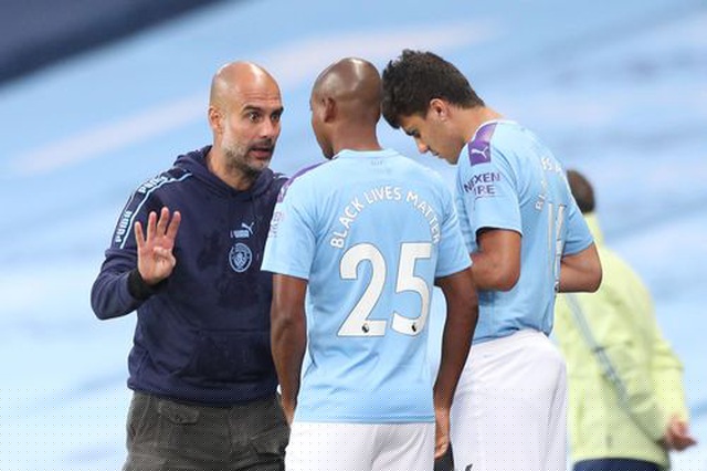 Guardiola nhắc nhở Fernandinho và Rodri trước khi tung hai cầu thủ này vào sân