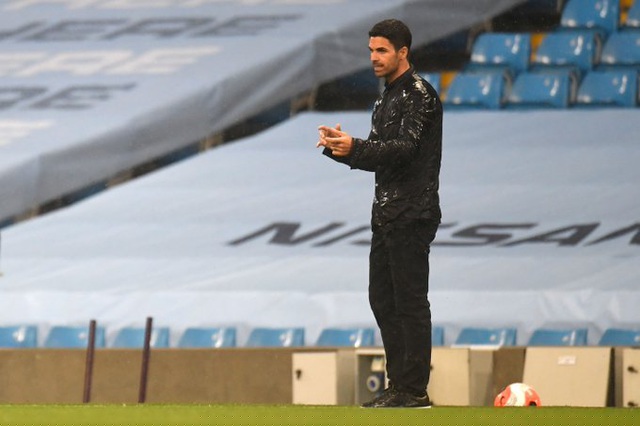 Arteta đứng chỉ đạo các cầu thủ Arsenal thi đấu tại Etihad