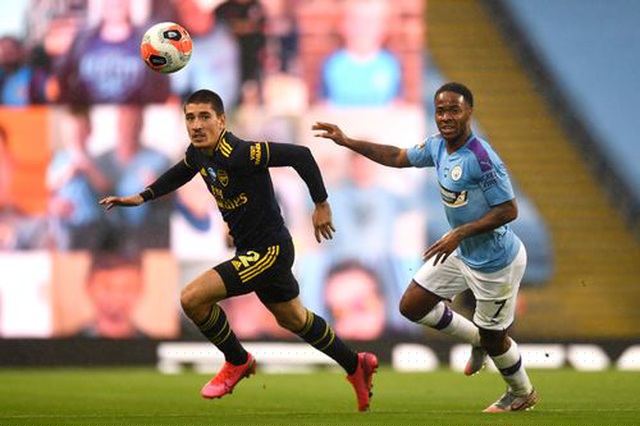 Pha tranh bóng giữa Bellerin và Sterling