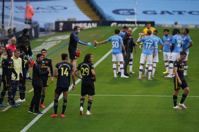 Trận đấu tạm dừng cho các cầu thủ uống nước ở giữa các hiệp