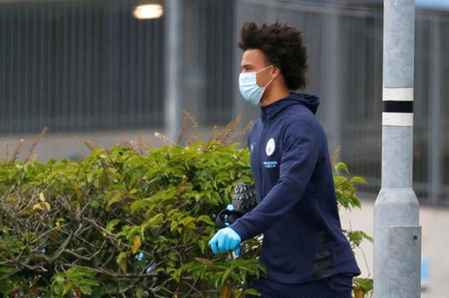Leroy Sane tuân thủ các quy định y tế khi tới sân, anh dùng cả khẩu trang và găng tay y tế