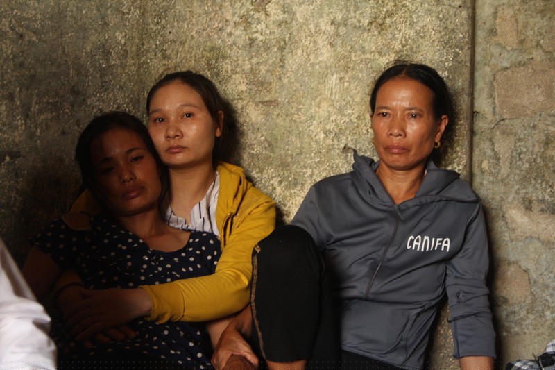 Người mẹ đã ngã quỵ sau cái chết đau đớn của đứa con thơ.