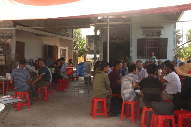  Rất đông người dân đã đến chia buồn cùng gia đình.