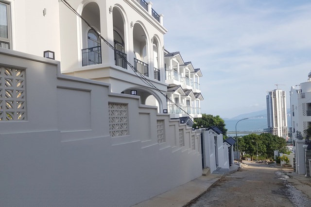 Loạt biệt thự trên núi Cô Tiên Nha Trang đã thi công bất chấp lệnh tạm dừng và đến nay đã hoàn thành đưa vào sử dụng.