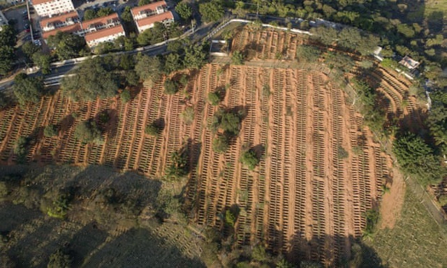 Các hố chôn tập thể dành cho bệnh nhân Covid-19 tại Sao Paulo, Brazil. (Ảnh: Guardian)