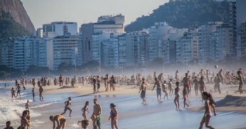Hơn 51.000 người chết vì Covid-19, dân Brazil vẫn đổ xô tới bãi biển