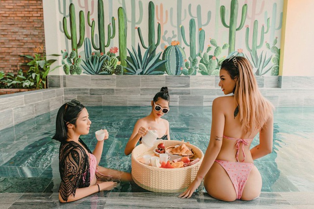 Hoa hậu Ngọc Hân, người mẫu Hồng Quế cùng nhau tận hưởng khoảnh khắc thư thái bên bể bơi ở Hội An. Nhìn từ phía sau lưng, Hồng Quế cũng đủ khiến người ta ngẩn ngơ bởi vóc dáng quá đỗi nóng bỏng.