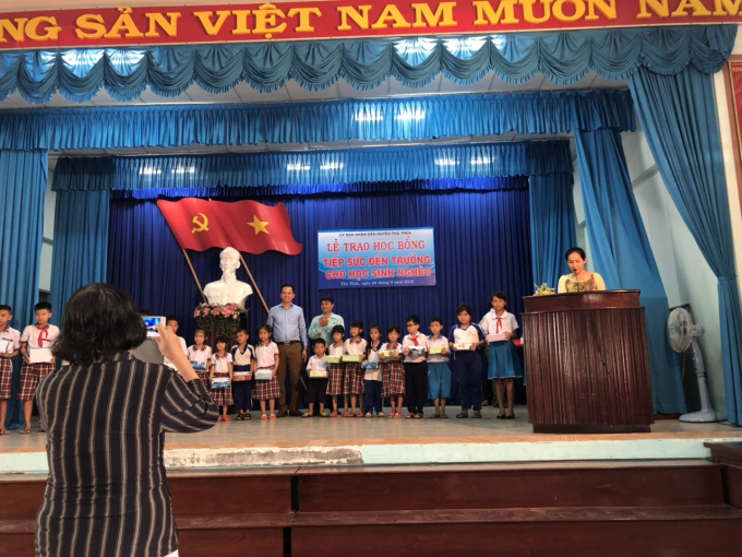 Công ty Cường Thịnh Pháp Group trao tiền hỗ trợ các trẻ em nghèo hiếu học ở Long An.