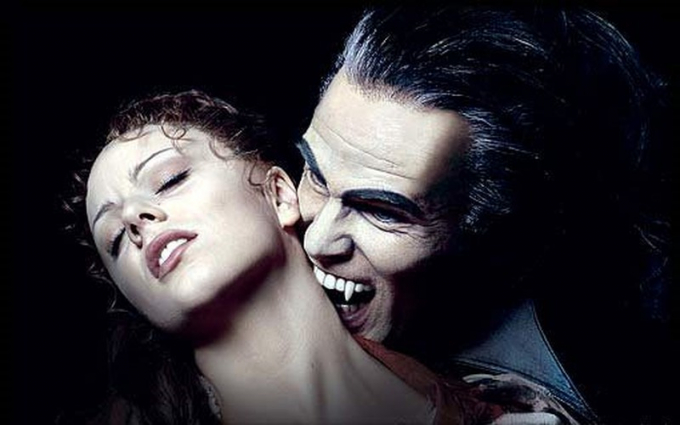 H&igrave;nh ảnh ma c&agrave; rồng cắn cổ, h&uacute;t m&aacute;u người trong một bộ phim khoa học giả tưởng.