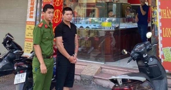 Nghi phạm cướp tiệm vàng bị bắt khi đang trốn cùng bạn gái khai gì tại cơ quan Công an?
