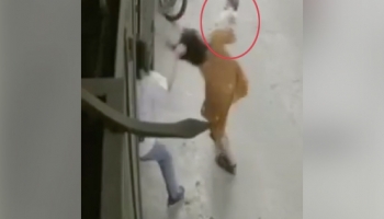 Phẫn nộ với Clip chồng túm tóc vợ đang bế con 5 tháng tuổi giật ngã ngửa, mẹ đập đầu vào cửa sắt con rơi xuống đất