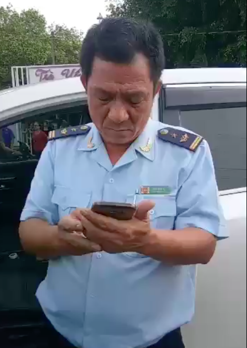 Ông Mai Như Vệ tại hiện trường lúc bị người dân bắt giao công an - Ảnh cắt từ video clip