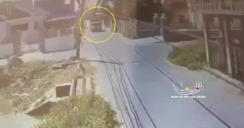 [Clip]: Không quan sát khi đi qua ngã tư, nam thanh niên bị xe tải tông trúng, kéo lê trên đường