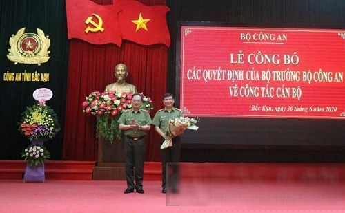 Thượng tướng Nguyễn Văn Thành, Thứ trưởng Bộ Công an tặng hoa chúc mừng Đại tá Dương Văn Tính, tân Cục trưởng Cục Công nghệ thông tin - Bộ Công an