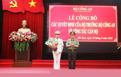 Thứ trưởng Bộ Công an Nguyễn Văn Thành trao Quyết định cho Đại tá Hà Văn Tuyên, tân Giám đốc Công an tỉnh Bắc Kạn