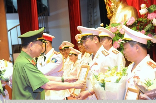Đại tướng Tô Lâm, Bộ trưởng Bộ Công an trao Quyết định điều động Đại tá Dương Văn Tính, Giám đốc Công an tỉnh Bắc Kạn giữ chức Cục trưởng Cục Công nghệ thông tin - Bộ Công an