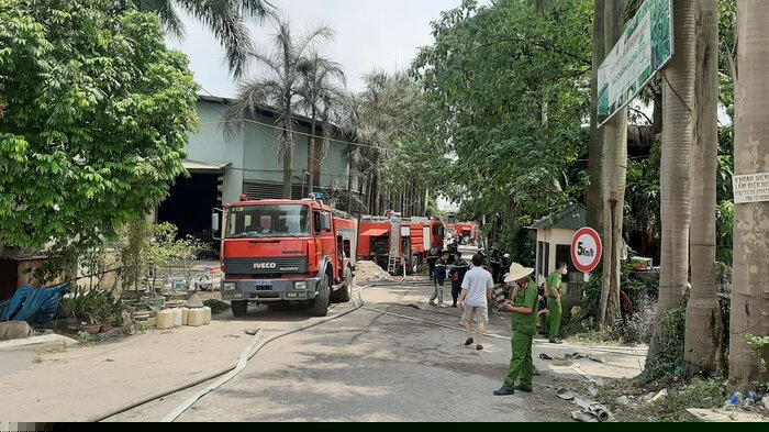 Khoảng 20 xe cứu hỏa cùng hàng trăm cán bộ, chiến sĩ có mặt tại hiện trường dập lửa