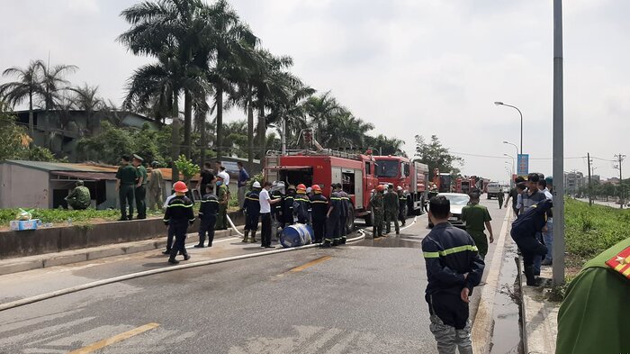 Lực lượng chức năng làm việc tại hiện trường