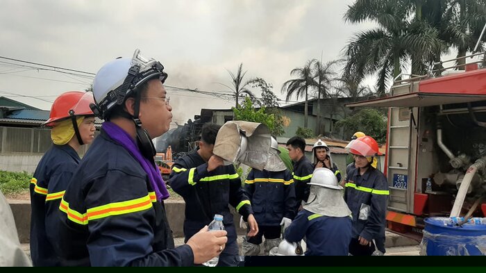 Đến 10h, bằng sự nổ lực và cố gắng của lực lượng chức năng, đám cháy kho hoá chất tổ 19 phường Thượng Thanh thuộc Cảng Đức Giang (quận Long Biên, Hà Nội) cơ bản được khống chế.