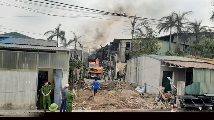Cảnh sát cũng đã khoanh vùng 2 nhà chứa sơn bên cạnh. Tính đến thời điểm hiện tại các cán bộ chiến sĩ lực lượng thủ đô đều an toàn về con người, phương tiện”, thượng tá Hiếu thông tin.