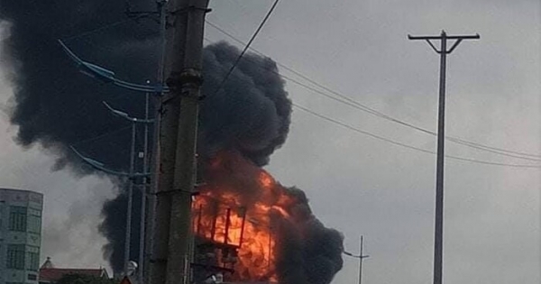 Hà Nội: Lửa bùng cháy ở kho hoá chất, nhiều thùng phuy phát nổ bay lên trời