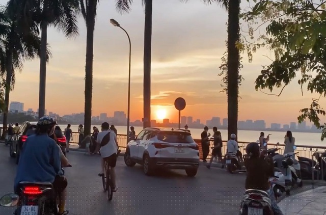 Trước đó, vào những buổi sáng sớm và chiều muộn, nhiều người dân vẫn bất chấp quy định tụ tập quanh Hồ Tây.