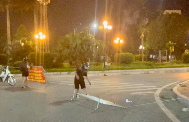 Tối 30/5, 2 bạn trẻ đi xe máy không để ý đã lao thẳng vào rào chắn ven Hồ Tây (Ảnh: Trần Thanh).