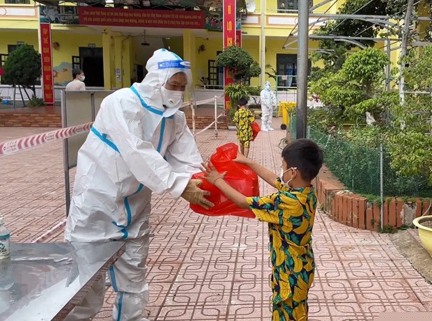 Việc tổ chức phát quà Tết Thiếu nhi 1/6 tại các Khu cách ly tập trung trên địa bàn huyện Nậm Pồ (tỉnh Điện Biên) được thực hiện tuân thủ nghiêm ngặt quy định về phòng, chống dịch COVID-19. (Ảnh: Xuân Tiến/TTXVN)