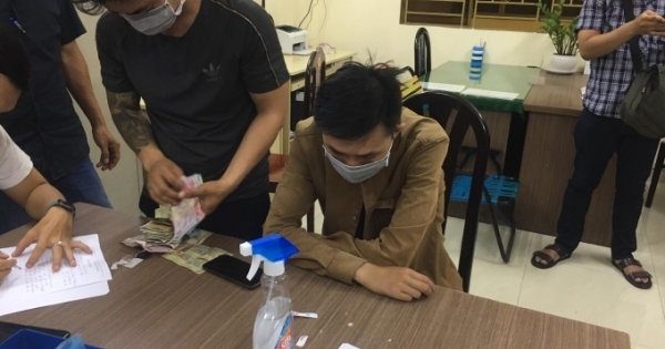 Bị công an kiểm tra, 2 thanh niên "tẩu tán" ma túy rồi bỏ chạy