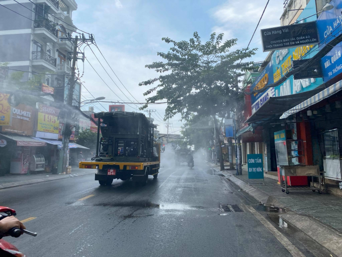 Công tác phun khử khuẩn được thực hiện từ đường Quang Trung, đường Thống Nhất, Phạm Văn Chiêu và đường Phan Huy Ích…toàn bộ các tuyến đường chính của quận Gò Vấp