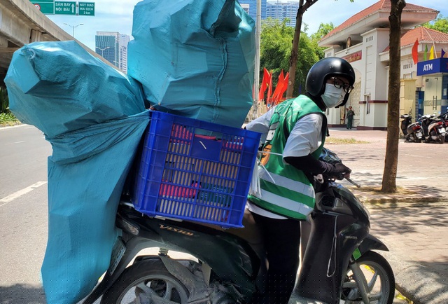 Mỗi ngày anh Quân có thể giao 30-40 đơn hàng trong mùa dịch Covid-19.