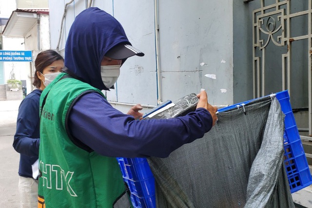 Giao hàng là công việc kiếm thêm nhưng đem lại thu nhập khá cho anh Đức.