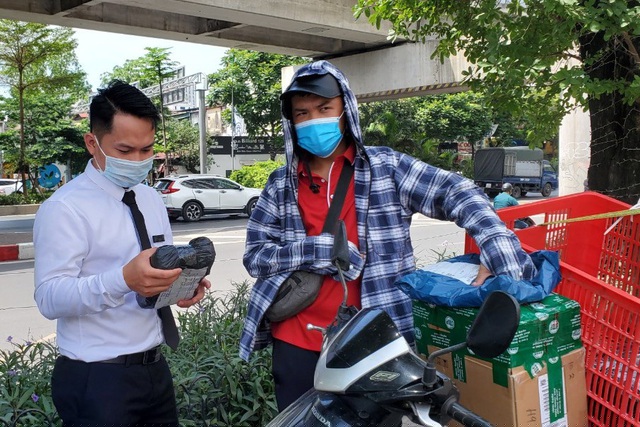 Anh Nguyễn Thành Nam giao hàng cho khách.