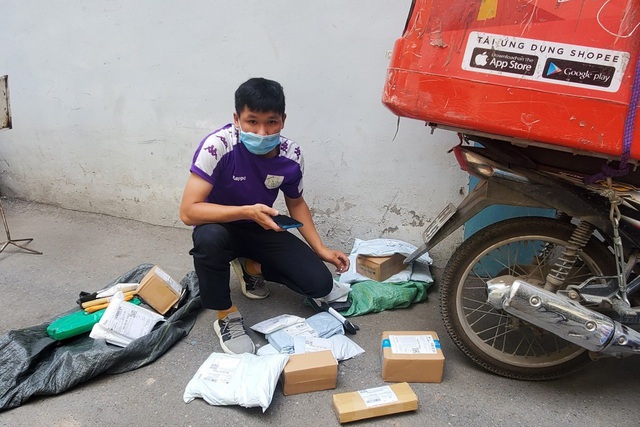 Để hạn chế tiếp xúc trong mùa dịch bệnh, anh Bình soạn sẵn những đơn hàng rồi chờ khách ra nhận.